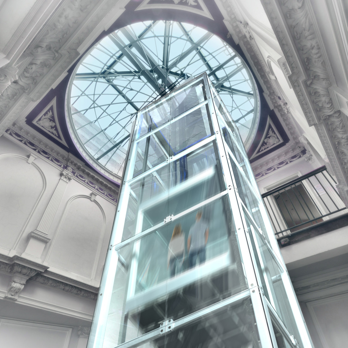 Szklana winda w nowoczesnym atrium